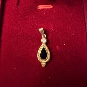 Elegant 18K gold Black Pendant